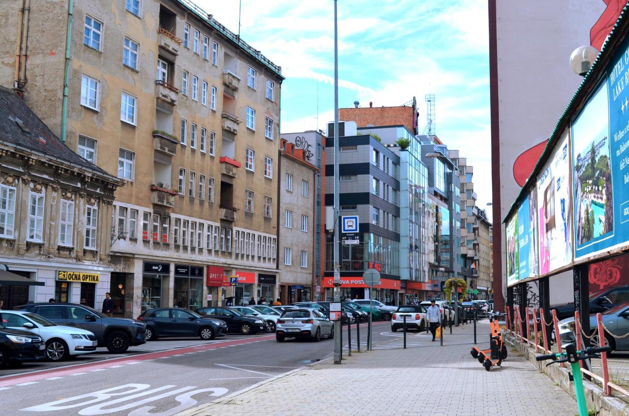 Natural-Style Apartment In The Centre Of Bratislava Bagian luar foto