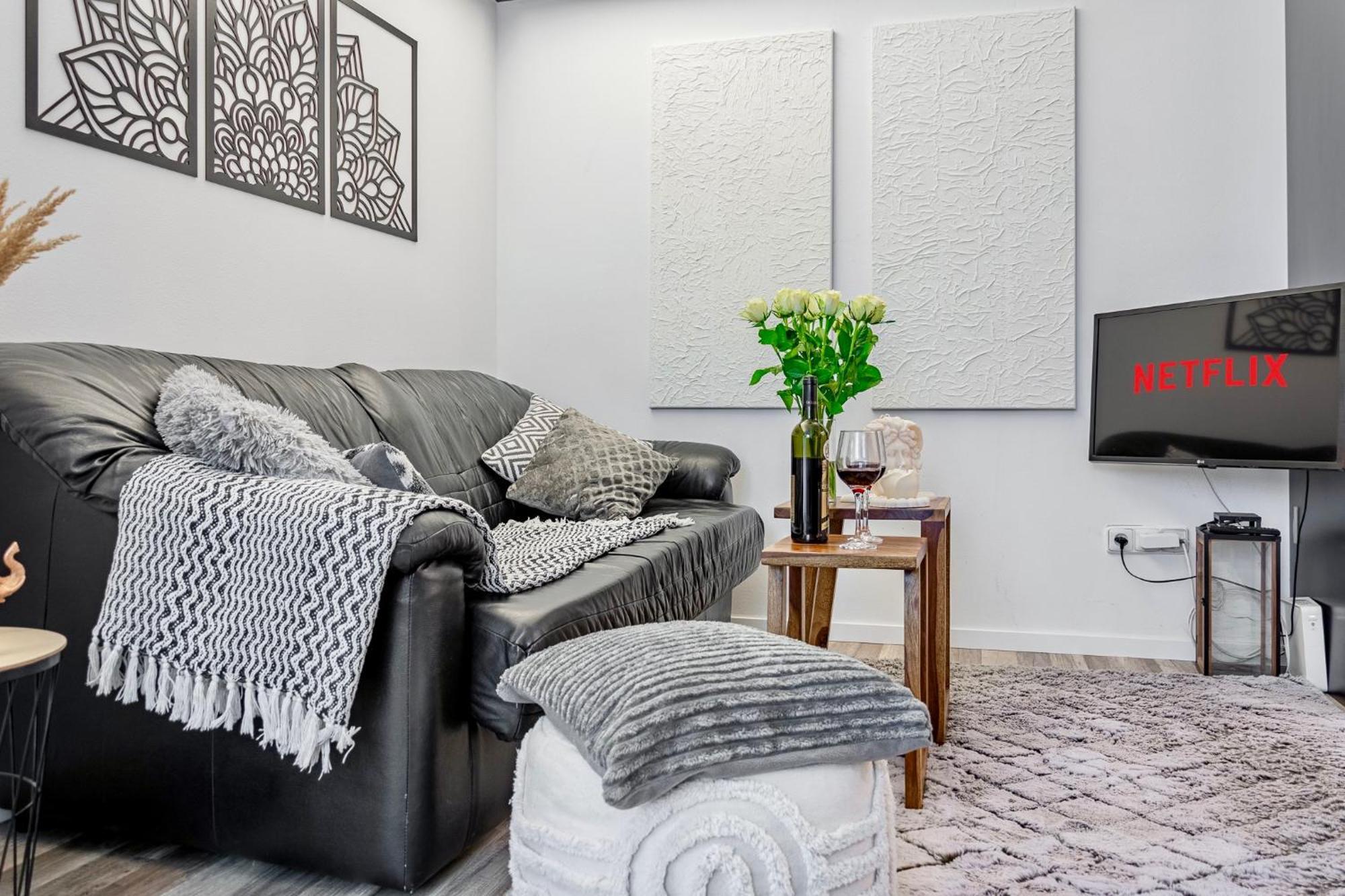 Natural-Style Apartment In The Centre Of Bratislava Bagian luar foto