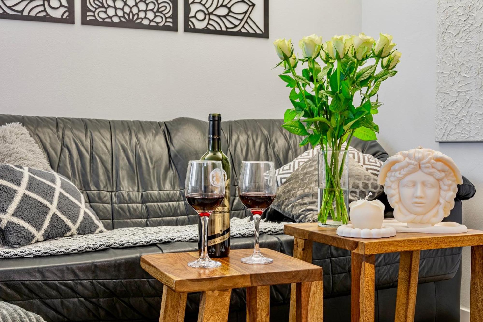 Natural-Style Apartment In The Centre Of Bratislava Bagian luar foto